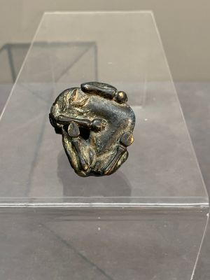 A Chinese bronze camel-form paperweight and a peach-shaped covered censer, 19th C. — foto 13