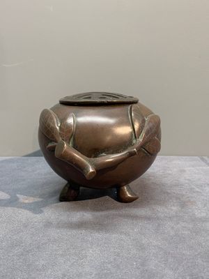 A Chinese bronze camel-form paperweight and a peach-shaped covered censer, 19th C. — foto 2