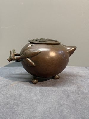 A Chinese bronze camel-form paperweight and a peach-shaped covered censer, 19th C. — foto 3