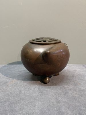 A Chinese bronze camel-form paperweight and a peach-shaped covered censer, 19th C. — foto 4