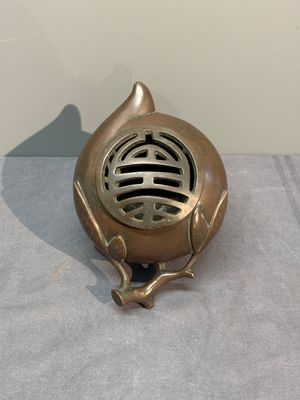 A Chinese bronze camel-form paperweight and a peach-shaped covered censer, 19th C. — foto 5