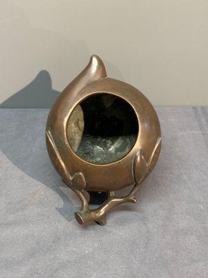 A Chinese bronze camel-form paperweight and a peach-shaped covered censer, 19th C. — foto 6