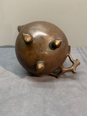 A Chinese bronze camel-form paperweight and a peach-shaped covered censer, 19th C. — foto 7