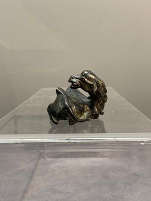 A Chinese bronze camel-form paperweight and a peach-shaped covered censer, 19th C. — foto 8
