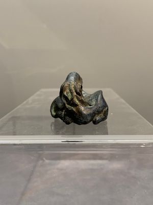 A Chinese bronze camel-form paperweight and a peach-shaped covered censer, 19th C. — foto 9
