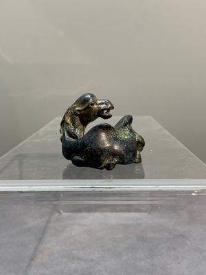 A Chinese bronze camel-form paperweight and a peach-shaped covered censer, 19th C. — foto 10