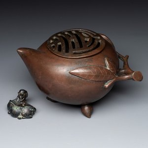 A Chinese bronze camel-form paperweight and a peach-shaped covered censer, 19th C. — foto 1