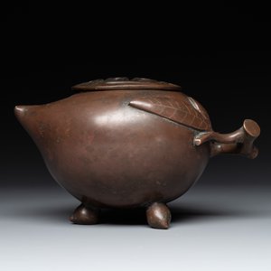 A Chinese bronze camel-form paperweight and a peach-shaped covered censer, 19th C. — foto 2