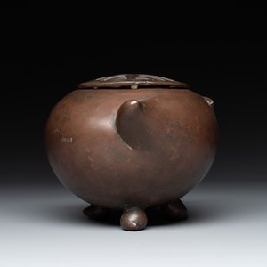A Chinese bronze camel-form paperweight and a peach-shaped covered censer, 19th C. — foto 3