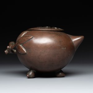 A Chinese bronze camel-form paperweight and a peach-shaped covered censer, 19th C. — foto 4