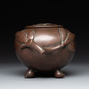 A Chinese bronze camel-form paperweight and a peach-shaped covered censer, 19th C. — foto 5