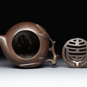 A Chinese bronze camel-form paperweight and a peach-shaped covered censer, 19th C. — foto 6