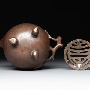 A Chinese bronze camel-form paperweight and a peach-shaped covered censer, 19th C. — foto 7