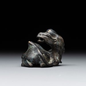 A Chinese bronze camel-form paperweight and a peach-shaped covered censer, 19th C. — foto 8