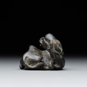 A Chinese bronze camel-form paperweight and a peach-shaped covered censer, 19th C. — foto 9