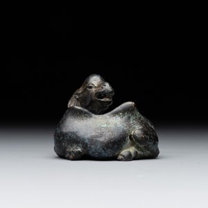 A Chinese bronze camel-form paperweight and a peach-shaped covered censer, 19th C. — foto 10