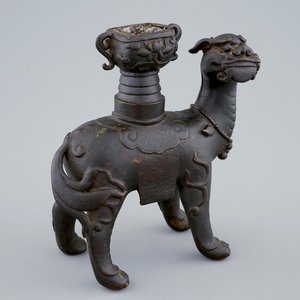 A Chinese bronze candle stick in the shape of a foo dog, 17/18th C. — 照片 1