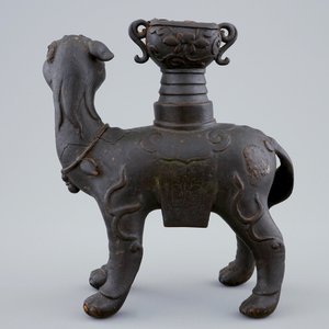 A Chinese bronze candle stick in the shape of a foo dog, 17/18th C. — 照片 3