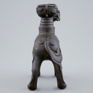 A Chinese bronze candle stick in the shape of a foo dog, 17/18th C. — 照片 4