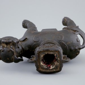A Chinese bronze candle stick in the shape of a foo dog, 17/18th C. — 照片 5