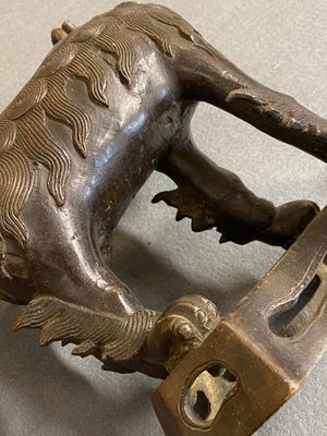 A Chinese bronze censer and cover in the shape of a Luohan on a Buddhist lion, late Ming/early Qing — 照片 11