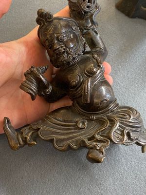 A Chinese bronze censer and cover in the shape of a Luohan on a Buddhist lion, late Ming/early Qing — 照片 13