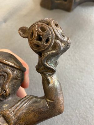 A Chinese bronze censer and cover in the shape of a Luohan on a Buddhist lion, late Ming/early Qing — 照片 16