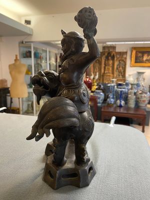 A Chinese bronze censer and cover in the shape of a Luohan on a Buddhist lion, late Ming/early Qing — 照片 4