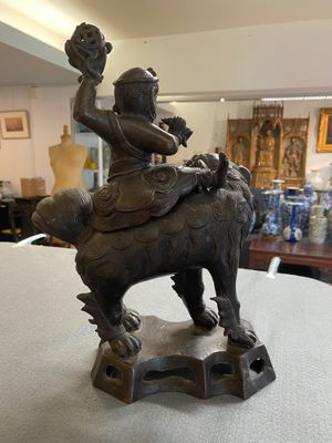 A Chinese bronze censer and cover in the shape of a Luohan on a Buddhist lion, late Ming/early Qing — 照片 5