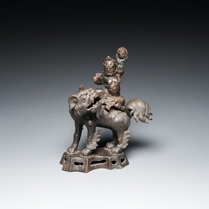 A Chinese bronze censer and cover in the shape of a Luohan on a Buddhist lion, late Ming/early Qing — 照片 1