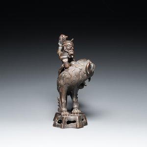 A Chinese bronze censer and cover in the shape of a Luohan on a Buddhist lion, late Ming/early Qing — 照片 3