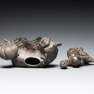 A Chinese bronze censer and cover in the shape of a Luohan on a Buddhist lion, late Ming/early Qing — 照片 6