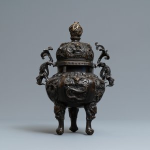 A Chinese bronze censer and cover, Xuande mark, 19/20th C. — 照片 3