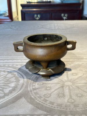 A Chinese bronze censer and stand, Xuande mark, 17th C. — foto 1
