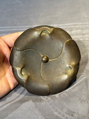A Chinese bronze censer and stand, Xuande mark, 17th C. — foto 12