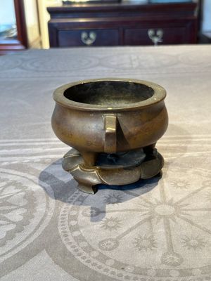 A Chinese bronze censer and stand, Xuande mark, 17th C. — foto 2