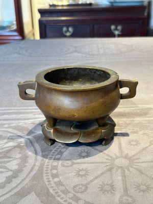A Chinese bronze censer and stand, Xuande mark, 17th C. — foto 3