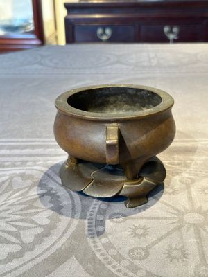 A Chinese bronze censer and stand, Xuande mark, 17th C. — foto 4