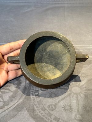 A Chinese bronze censer and stand, Xuande mark, 17th C. — foto 5