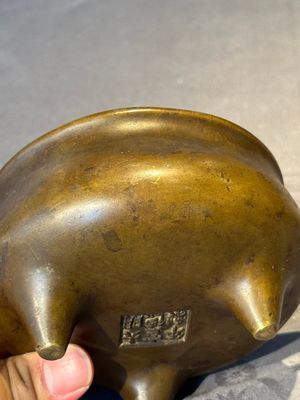 A Chinese bronze censer and stand, Xuande mark, 17th C. — foto 8