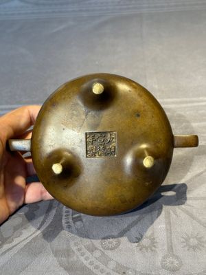A Chinese bronze censer and stand, Xuande mark, 17th C. — foto 9