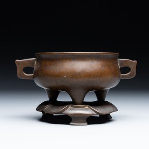 A Chinese bronze censer and stand, Xuande mark, 17th C. — foto 1