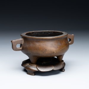 A Chinese bronze censer and stand, Xuande mark, 17th C. — foto 2
