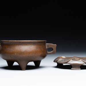 A Chinese bronze censer and stand, Xuande mark, 17th C. — foto 3