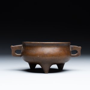 A Chinese bronze censer and stand, Xuande mark, 17th C. — foto 4