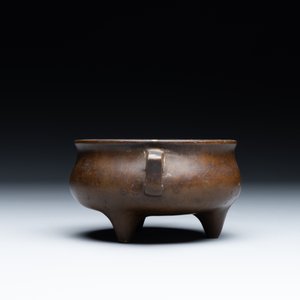 A Chinese bronze censer and stand, Xuande mark, 17th C. — foto 7