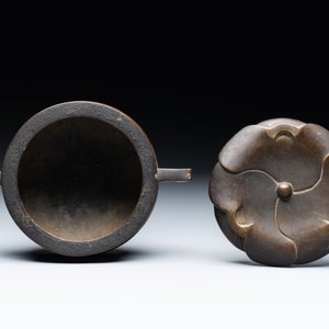 A Chinese bronze censer and stand, Xuande mark, 17th C. — foto 10
