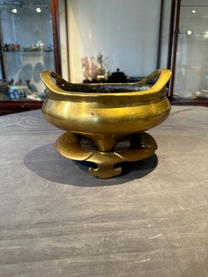 A Chinese bronze censer on stand, Wu Chen Mi Sheng Tang Zhi 戊辰米生堂制 mark, 19th C. — foto 1