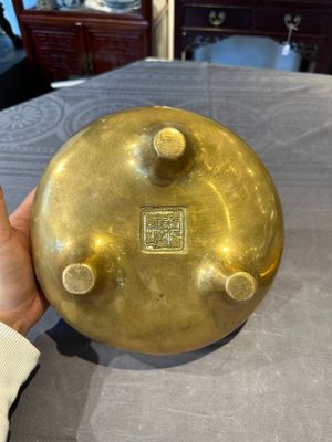 A Chinese bronze censer on stand, Wu Chen Mi Sheng Tang Zhi 戊辰米生堂制 mark, 19th C. — foto 11