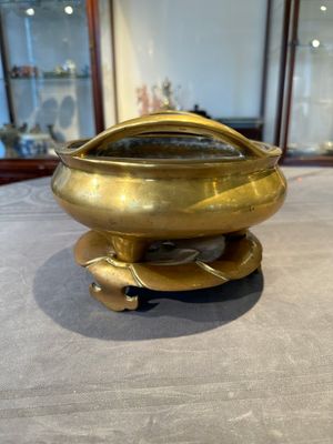 A Chinese bronze censer on stand, Wu Chen Mi Sheng Tang Zhi 戊辰米生堂制 mark, 19th C. — foto 2